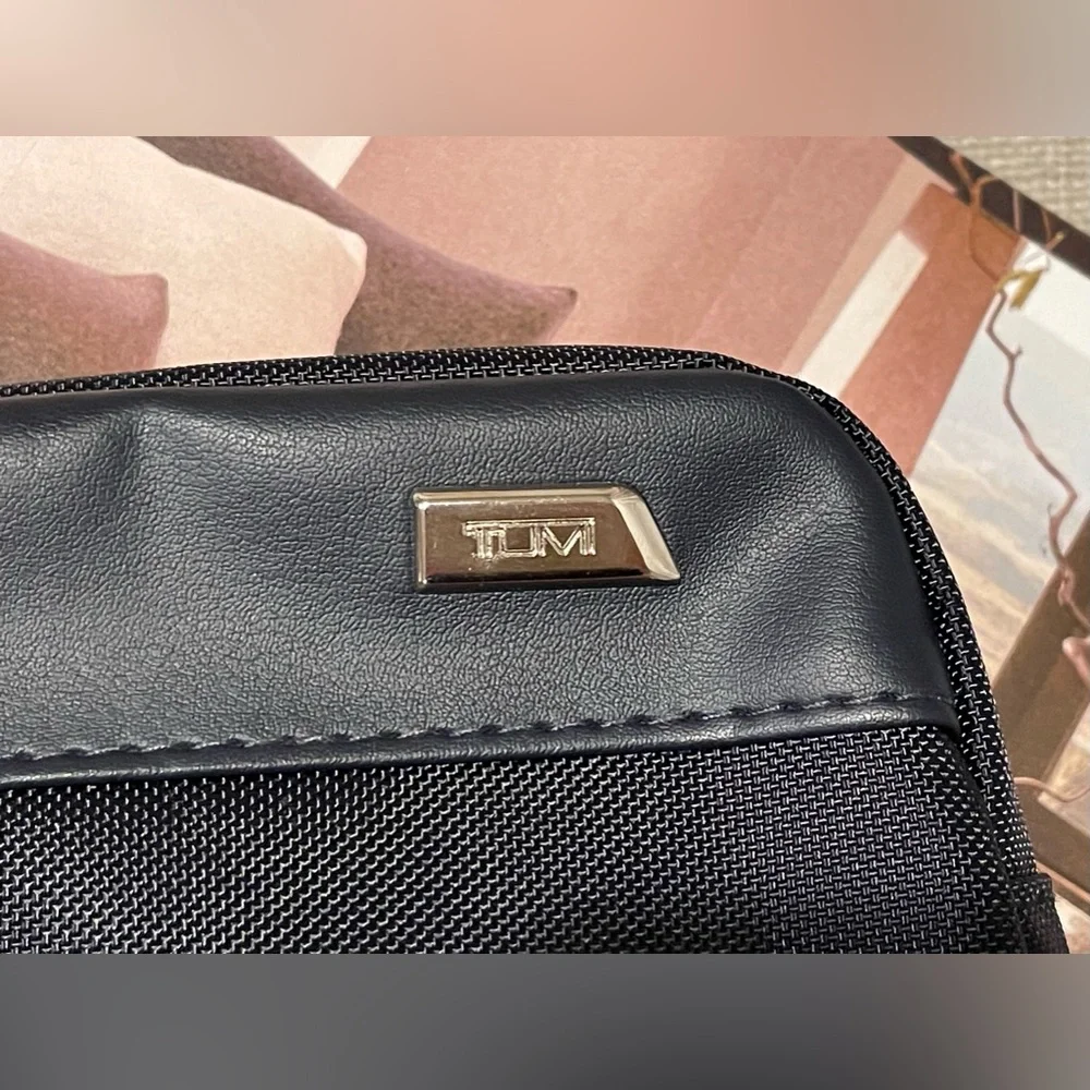 Tumi For Delta Lined Cosmetic/Toiletry Travel Pouch/Case In True Navy Blue